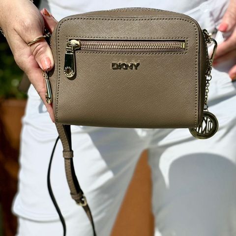 DKNY -Mørk beige crossbody skinnveske i str small til salgs.