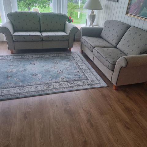 Eldre sofa gis bort (3+2)