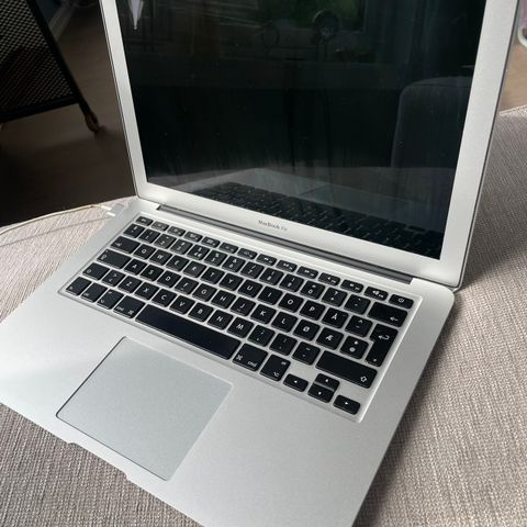 RESERVERT- Macbook air 13, modellidentifikator 7,2, 2017, inkl. Lader