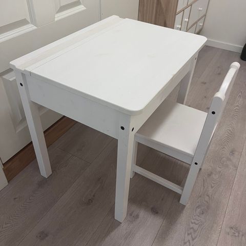 Ikea skrivebord og stol til barn.