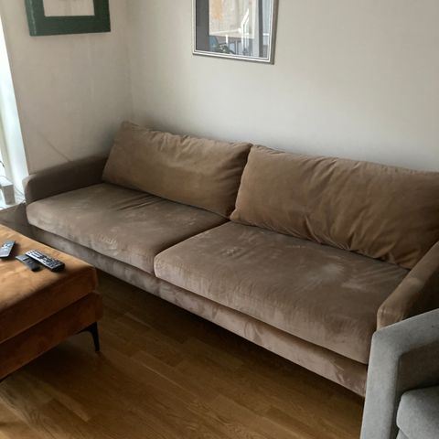 Astha sofa  3 seter 218 cm bredde. Pen og ren. 2 år. Kan leveres.