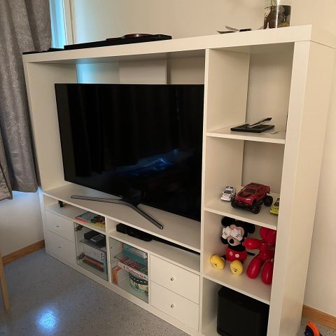 Bestå tv-benk fra ikea.