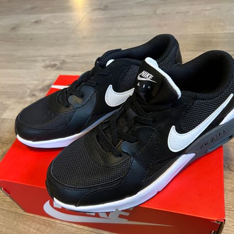 Nye Nike Air Max Excee str 35