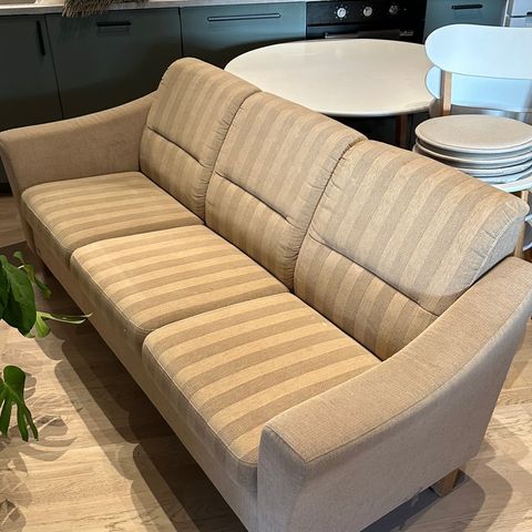 Treseter sofa, beige farge