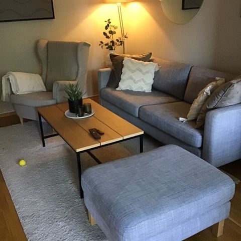 Karlstad sofa med puff og strandmon ørelappstol.