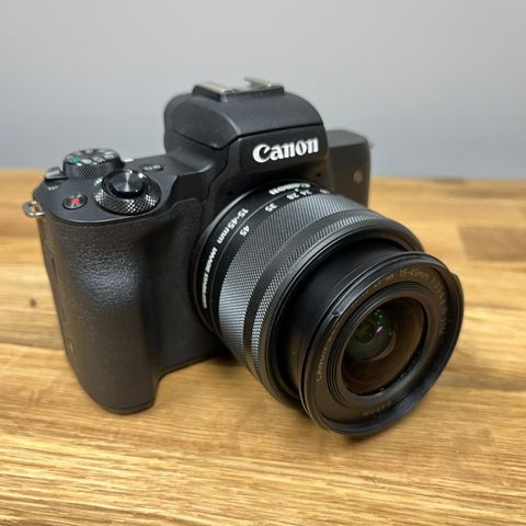 Canon M50 Mark II m/15-45 mm objektiv, lader, batterierstatter, ramme