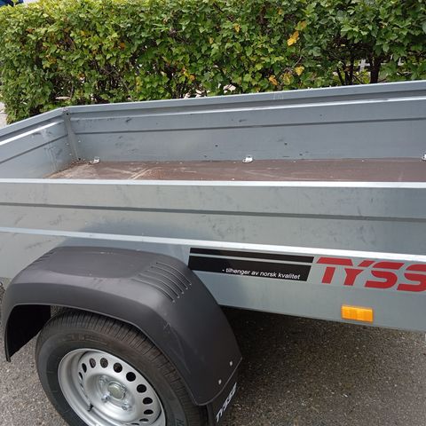 Tysse tilhenger, modell 6070B00/750kg, med lås og tipp.