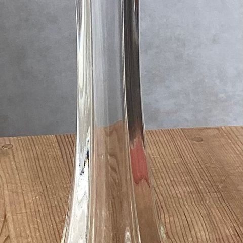 MAGNOR GLASSVERK-. 1 høy og smal Krystall vase H. 24 cm, B 6,5 cm, 490 gr.