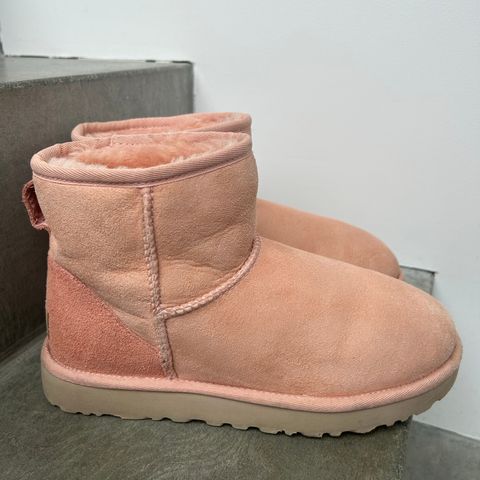 UGG Classic Mini i delikat ferskenfarge