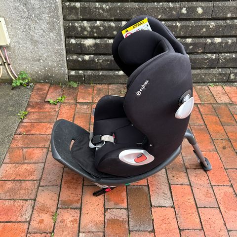 Cybex Sirona vendbart bilsete med base