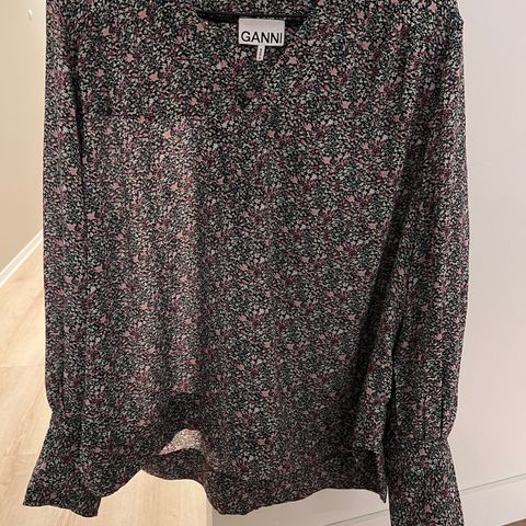 GANNI bluse i nydelig print