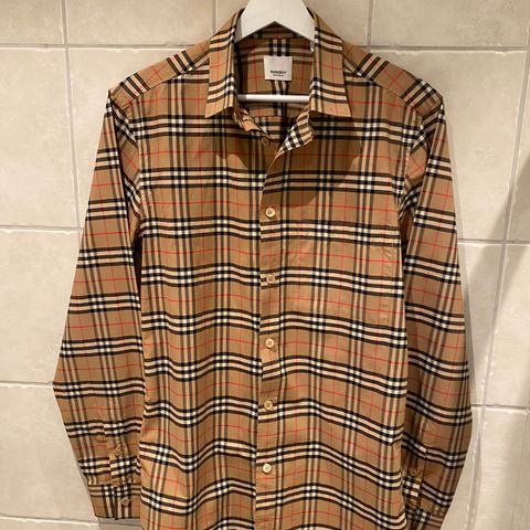 Lite brukt Burberry skjorte i str. S.  2900kr.