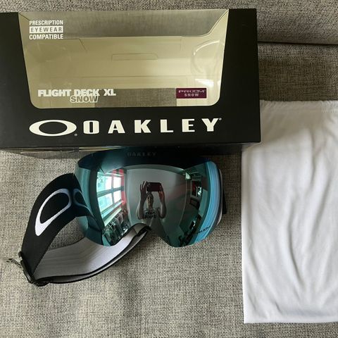 Flight deck XL snow Oakley