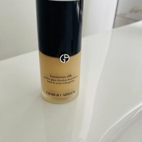 Foundation GIORGIO ARMANI  Farge 3. SOM NY