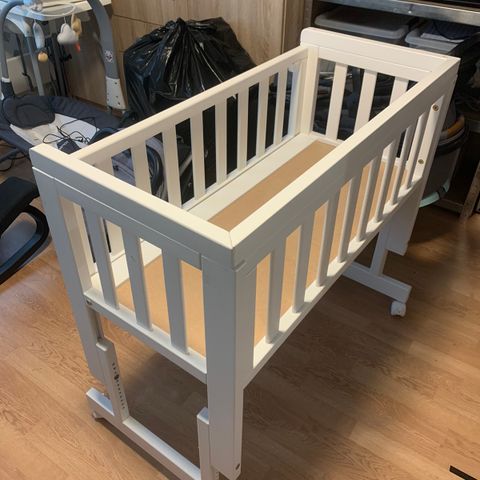 Troll bedside crib med madrasse og over madrasse