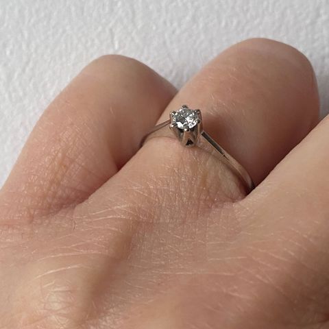 Diamantring 0,15 ct , hvitt gull