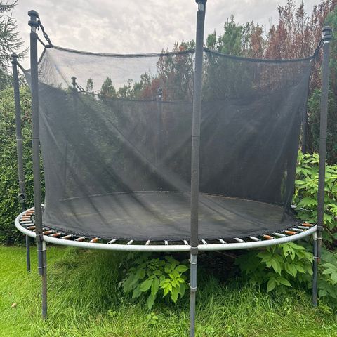 Trampoline gis bort mot demontering og henting. Ca 10 år gammel. 3,5  D