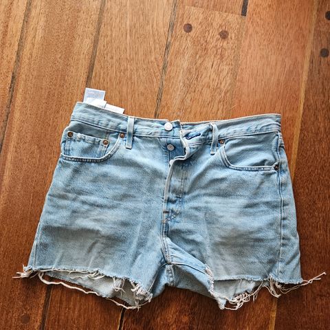 Levis 501 shorts w28