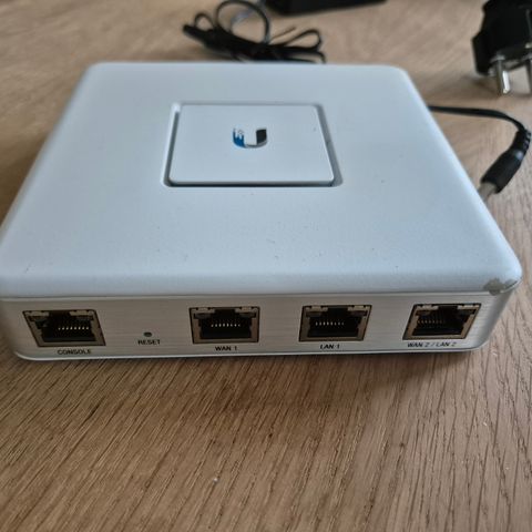 Ubiquiti unifi ruter og PoE switch