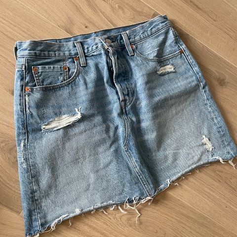 Levis skjørt str 31 (aldri brukt)