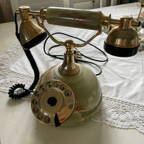 Vintage marmor telefon med nummerdreieskive F.A.T.A.P