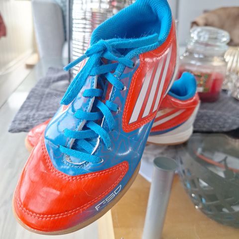 Adidas fotballsko innesko str 32. Som ny