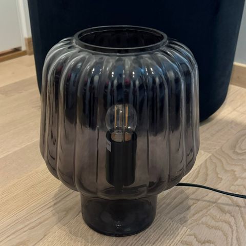 Lampe i svart glass