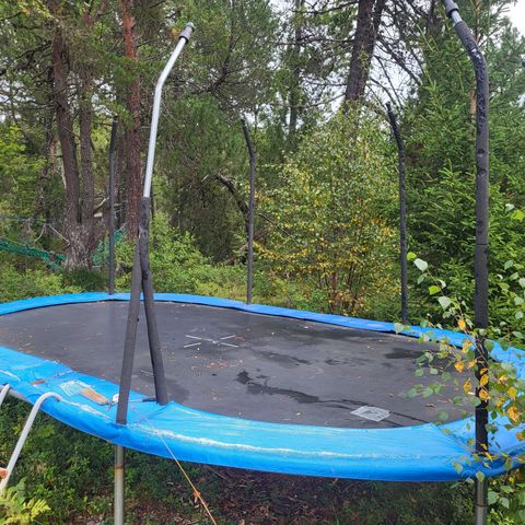 Demontert trampoline gis bort 4,8x2,8 m