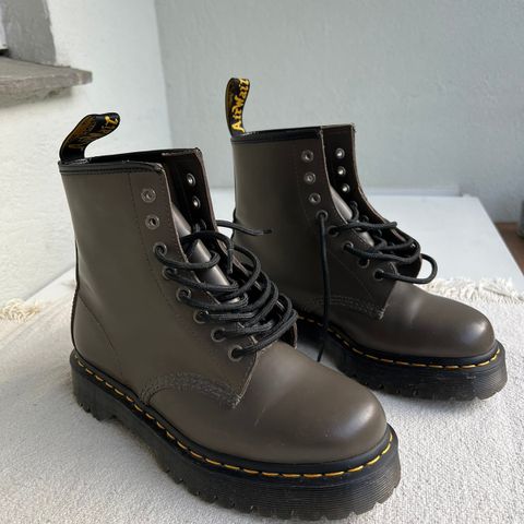 Ubrukte Dr. Martens boots str 39