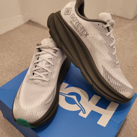 Helt nye Hoka Clifton 9 GTX  Stealth/Tech til salgs