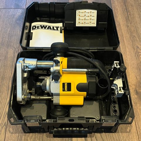 Utleie Dewalt DW621KT Håndoverfres 100,- dagen