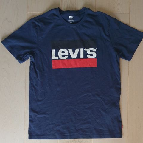 Levis t shirt M