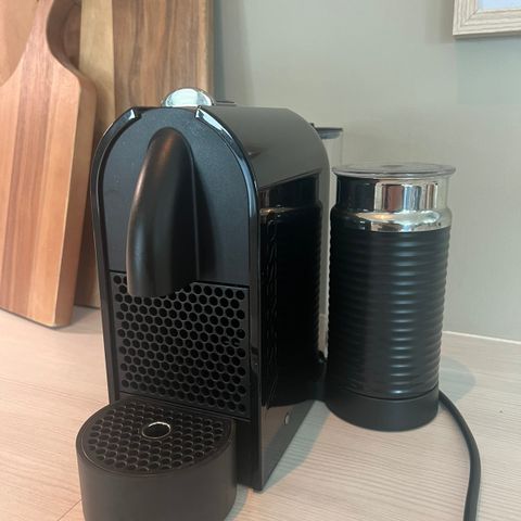 Nespresso Kaffemaskin med melkeskummer