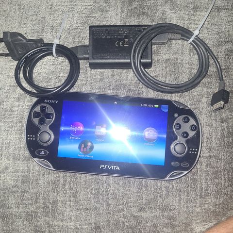 Playstation vita med 4gb minnekort og spill