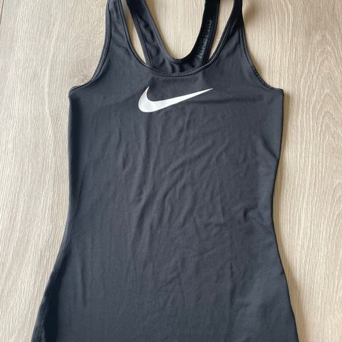 Nike Pro Dri-fit tanktopp str S. Pent og lite brukt