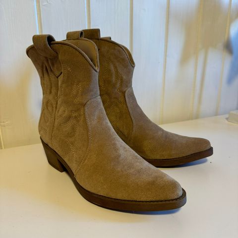 Høyhæla boots str 40