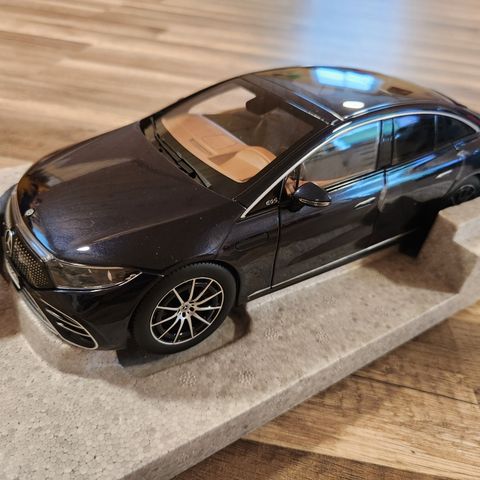 Mercedes EQS i skala 1/18