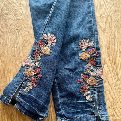 Cream jeans med fine detaljer str 28