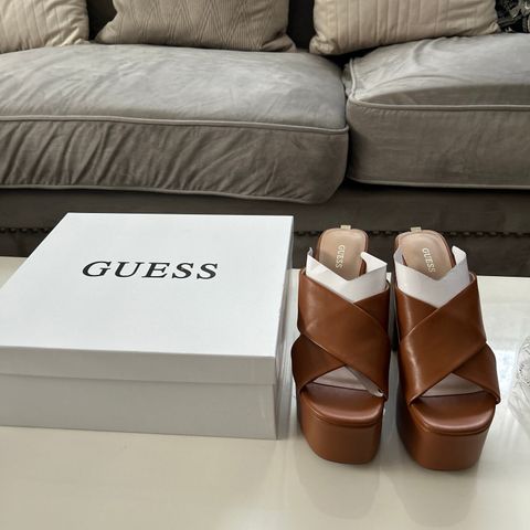 Nye sommersko fra GUESS str.38 ekte skinn .