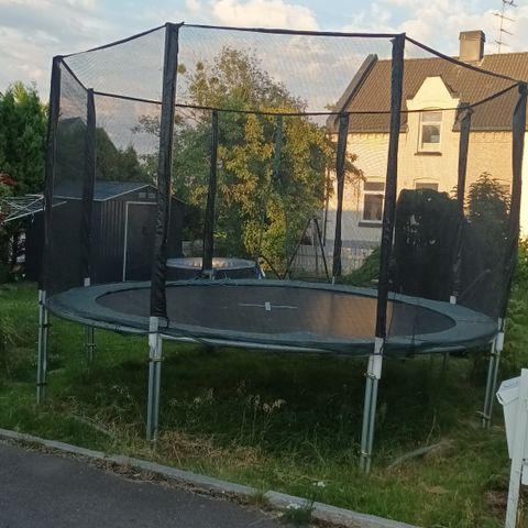 Stor trampoline selges