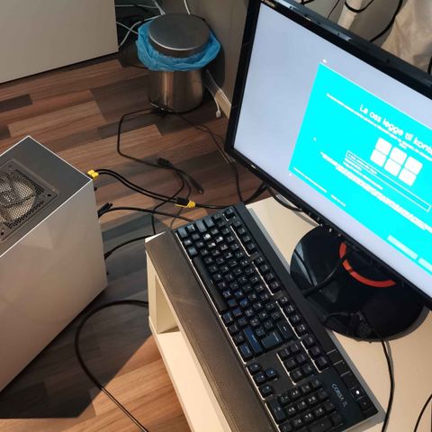 Gaming PC med skjerm og keyboard selges