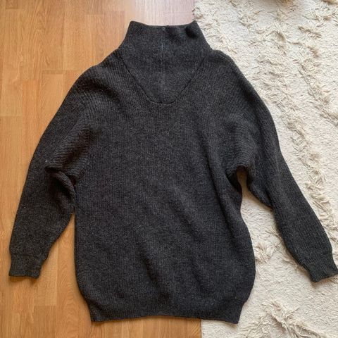 Grå vintage pologenser, med glidelåsåpning på halsen. 100% Shetland ull.