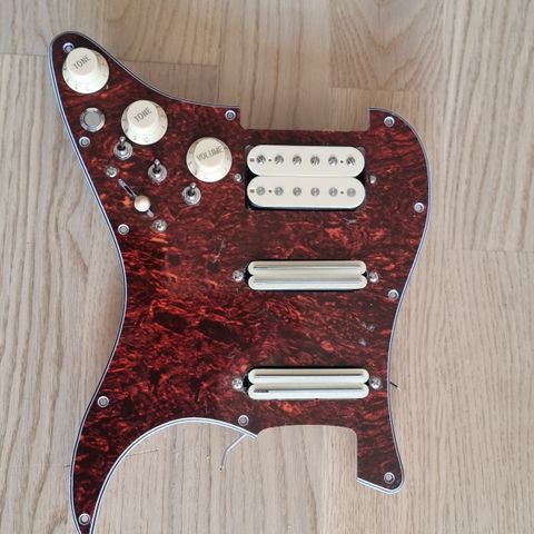 Stratocaster pickguard og pickups.