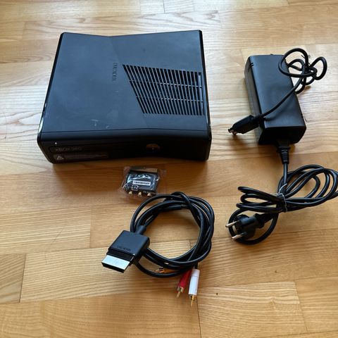 Xbox 360 Slim - matt svart - 250GB - 2 kontrollere