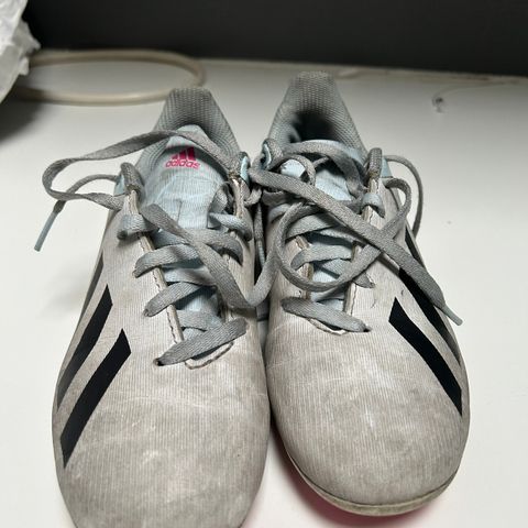 Adidas fotballsko str 33