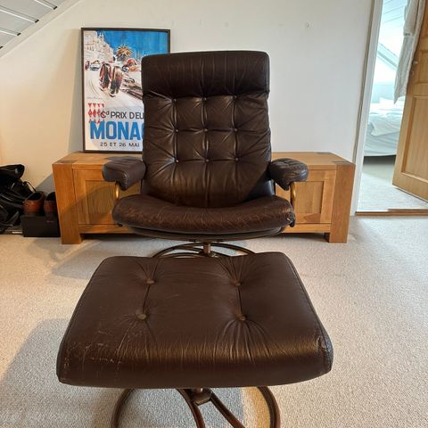 Ekornes Original Stressless 1974 lenestol med krakk. Vintage