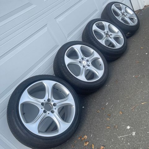 Originale Mercedes felger 5x112 R18 med gode sommerdekk