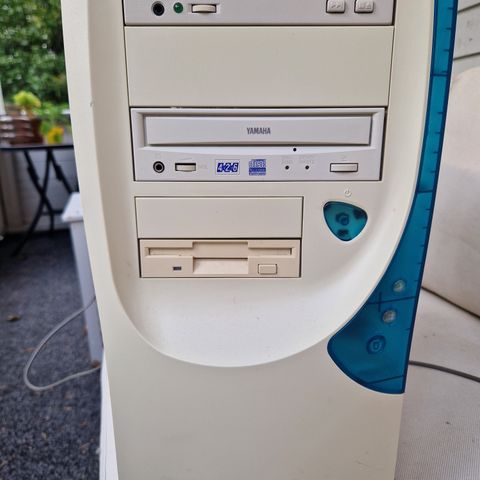 Vintage selvbygd Pentium 3 - 733mhz stasjonær pc m tastatur og CRT skjerm