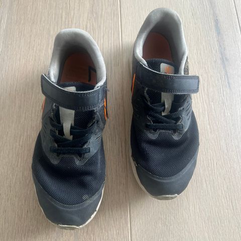 Pent brukte Nike joggesko i str 33,5