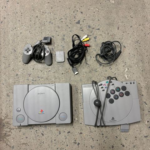 PlayStation 1 m/tilbehør selges